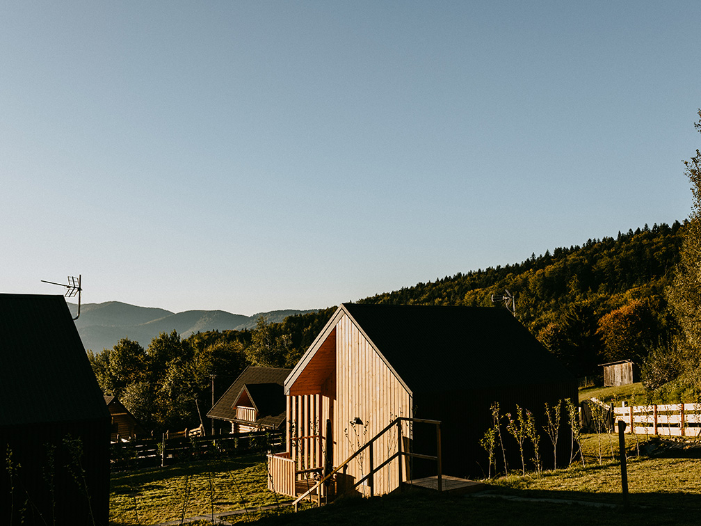 Majówka w górach – gdzie jechać? Beskid Wyspowy i spokojny wypoczynek w domkach